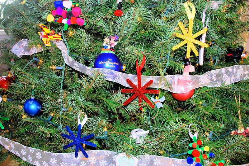 Ornament craft for kids - A girl and a glue gun