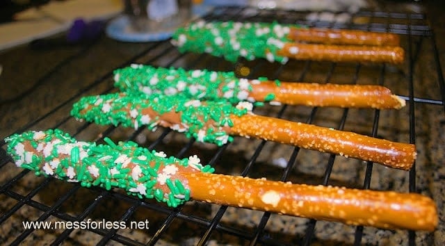 chocolate dipped pretzel rods