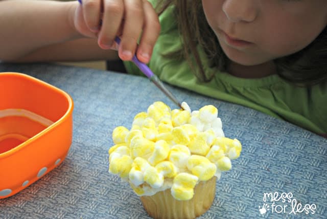 coloring a marshmallow cupcake