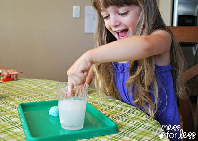 Dropping lotion dough into vinegar