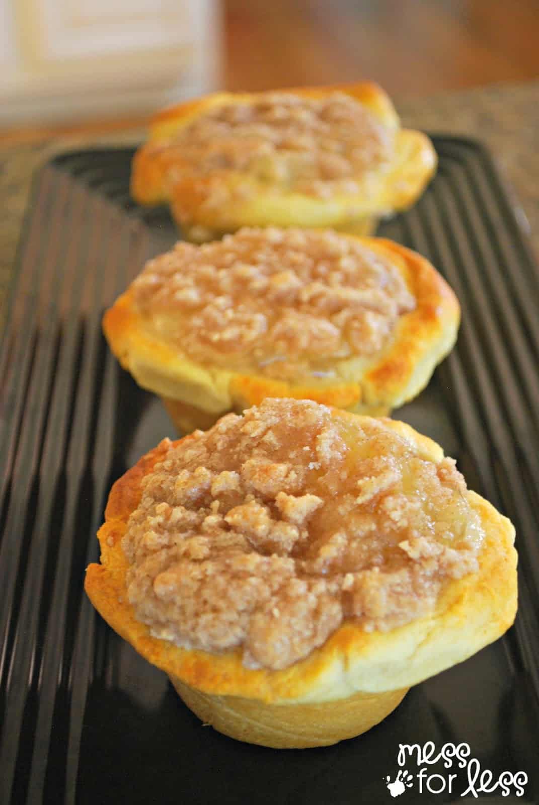 Apple Pie Muffins Using Crescent Rolls - These are so simple to make and use popular crescent rolls. My kids helped me make these so you know they are simple!