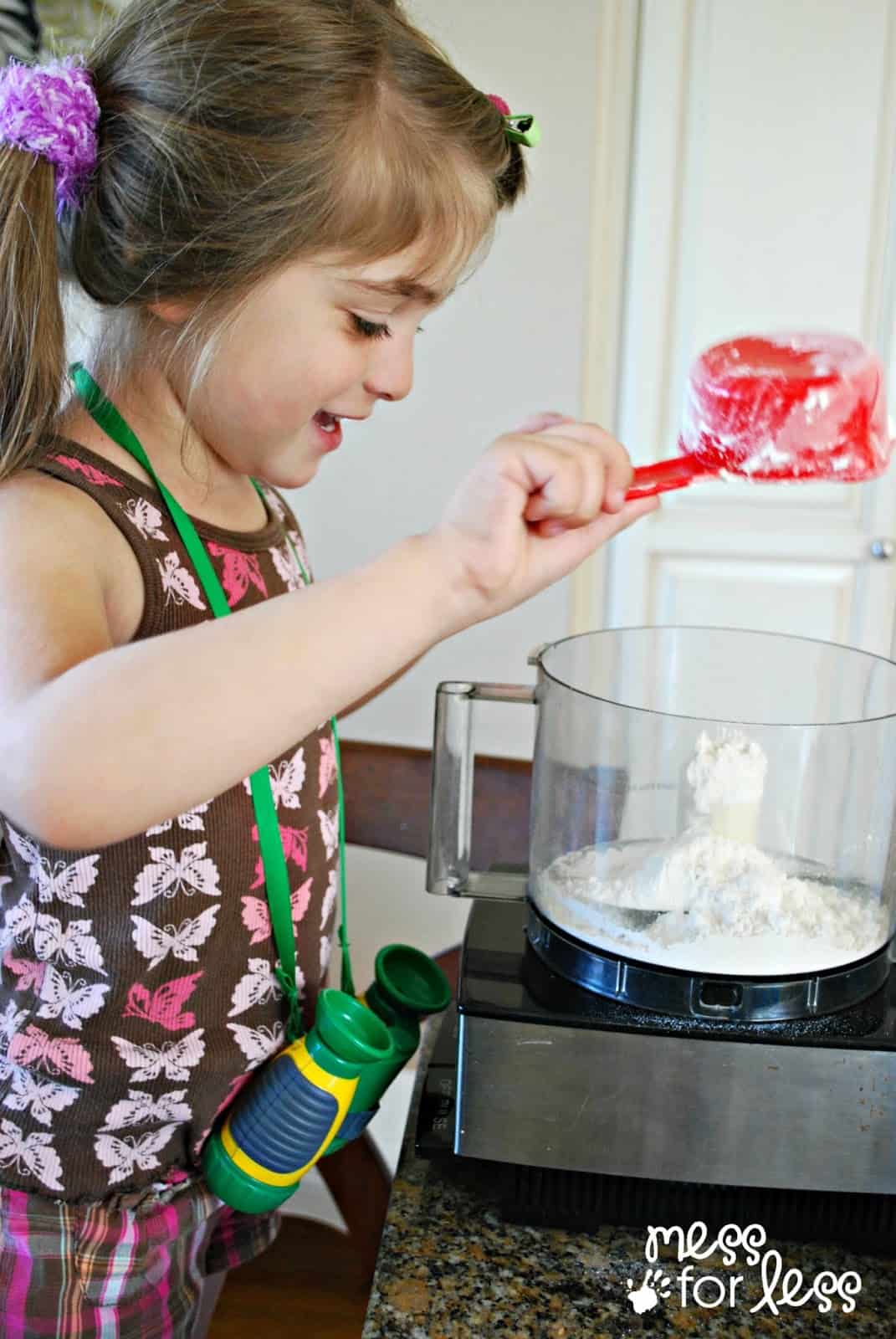 kids helping to make strawberry breakfast bars