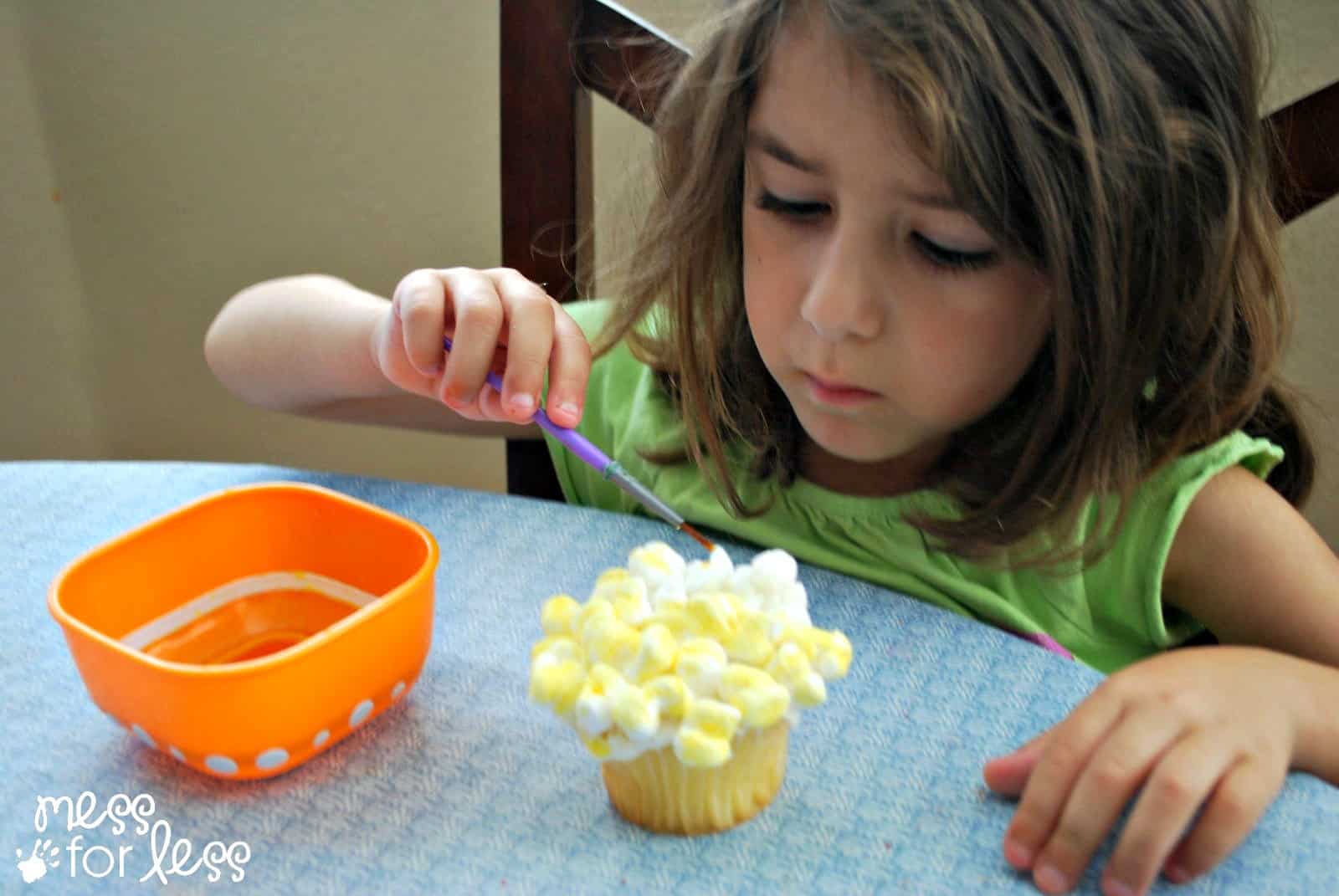 decorating popcorn cupcakes