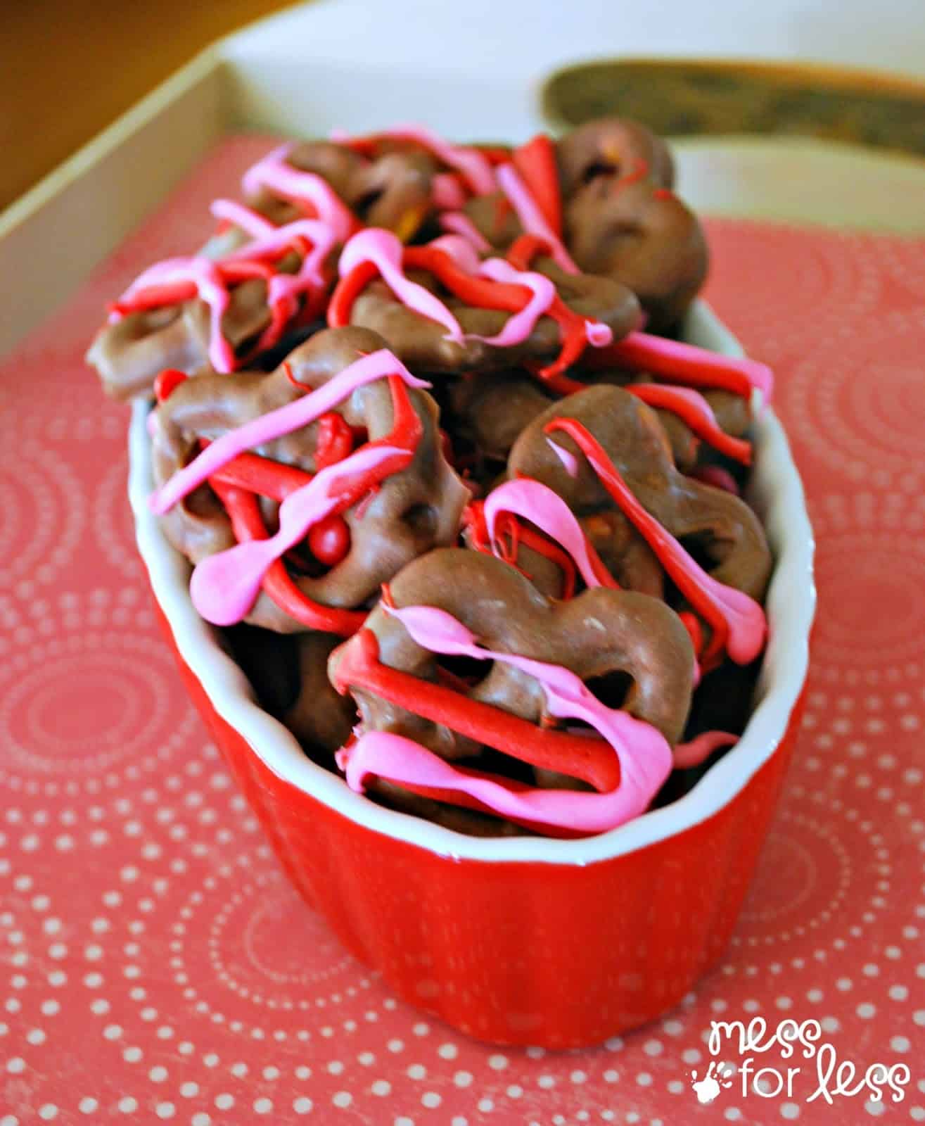 How To Make Chocolate Covered Pretzels for Valentine's Day - These are simple to make a so delicious and addicting!