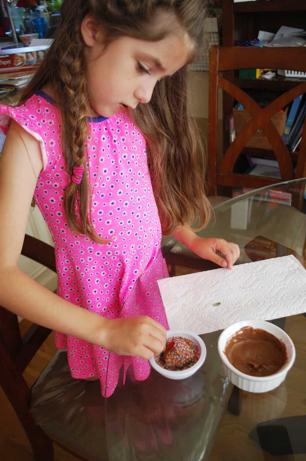 kids making dipped strawberries 