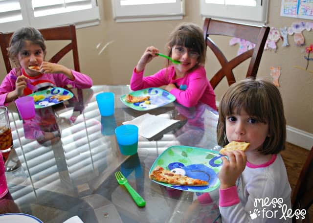 kids eating pizza