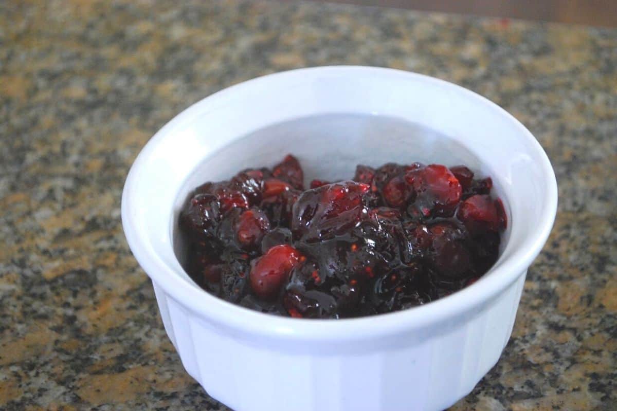 cranberry sauce in bowl.