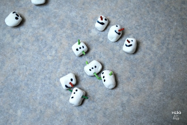 mini marshmallow snowman
