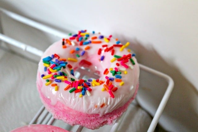 adding sprinkles to a donut bath bomb