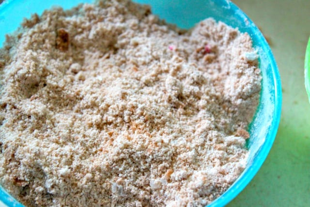 mixing dry ingredients in bath bomb recipe