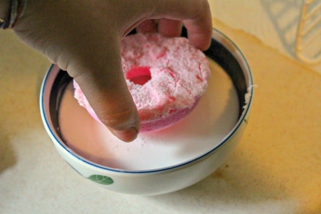 making donut bath bombs