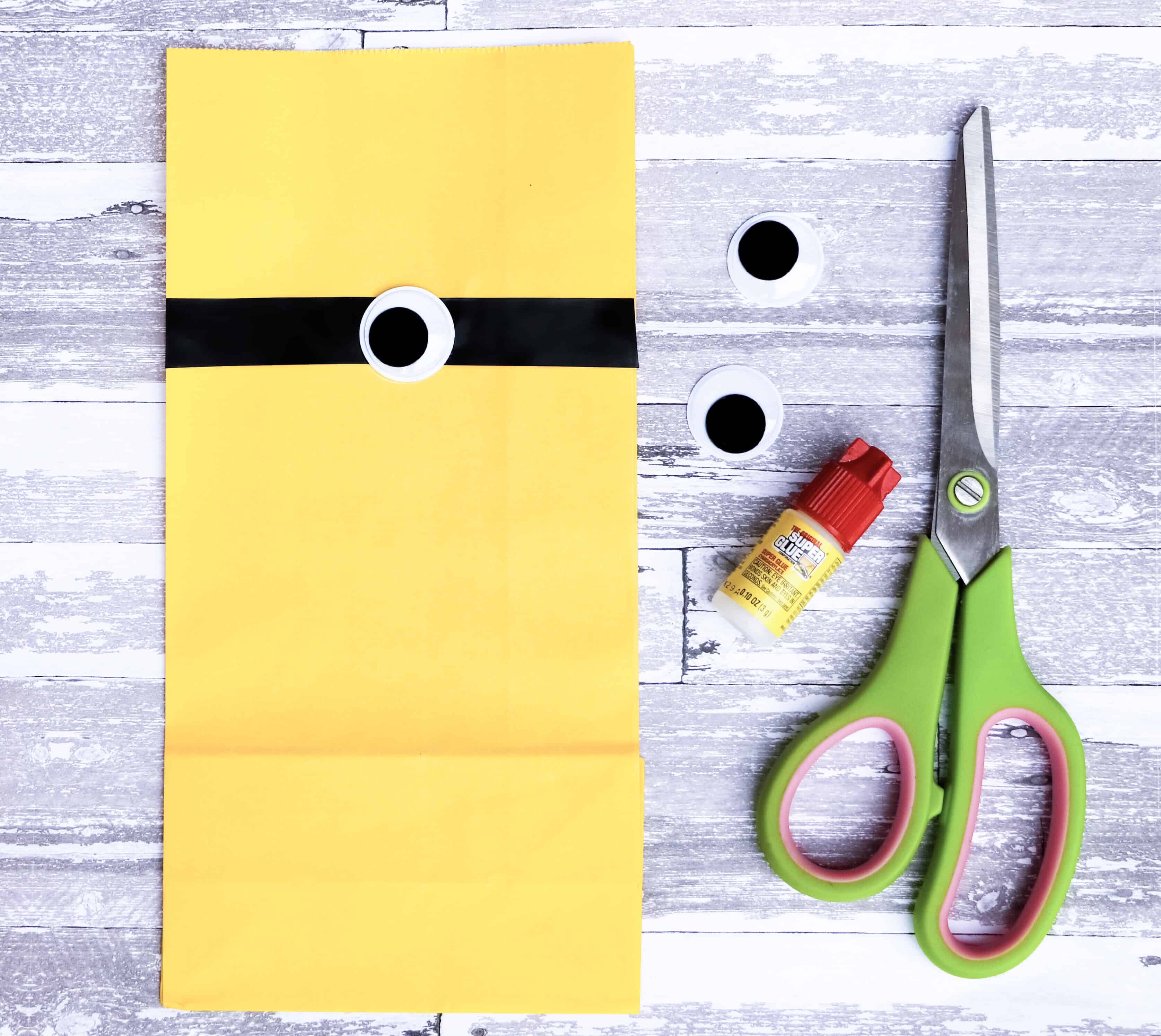 process to make easy minion gift bags