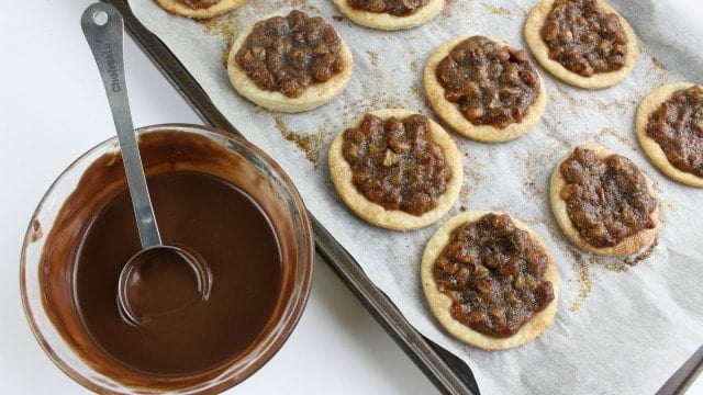 melted chocolate and cookies