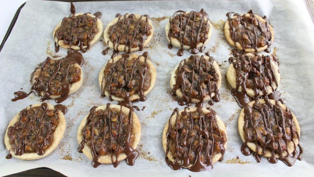 chocolate drizzled on cookies