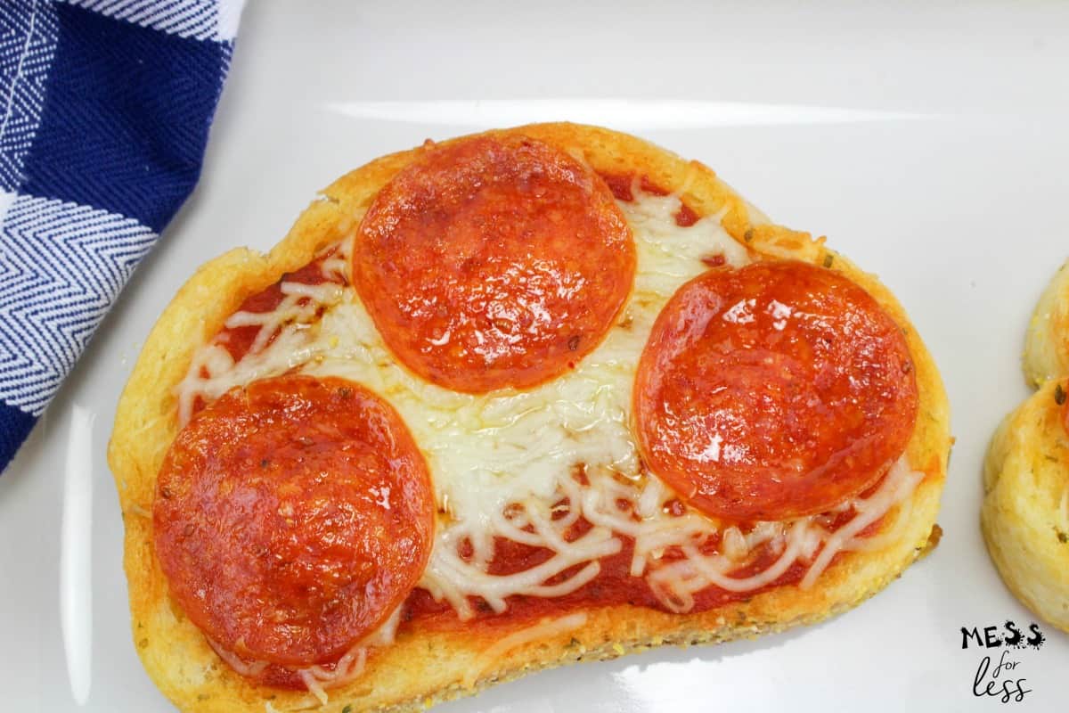 easy garlic bread pizza with pepperoni