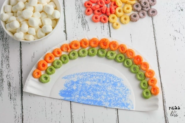 making a cereal rainbow craft