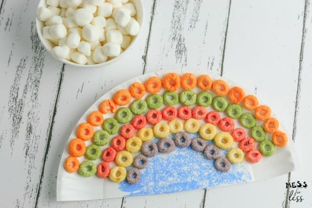 making a cereal rainbow craft