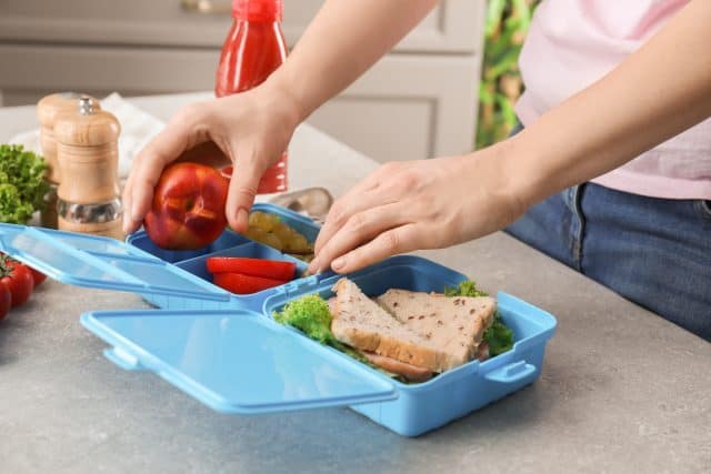 mom packing lunch for kids