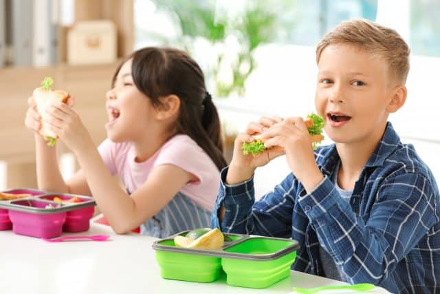 children eating school lunch