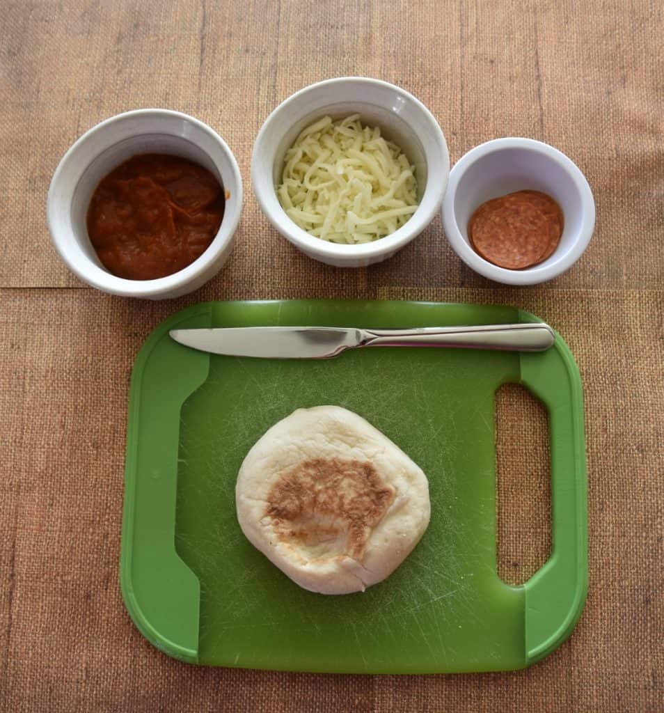 ingredients to make english muffin pizzas