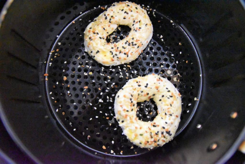 bagels in air fryer with seasoning