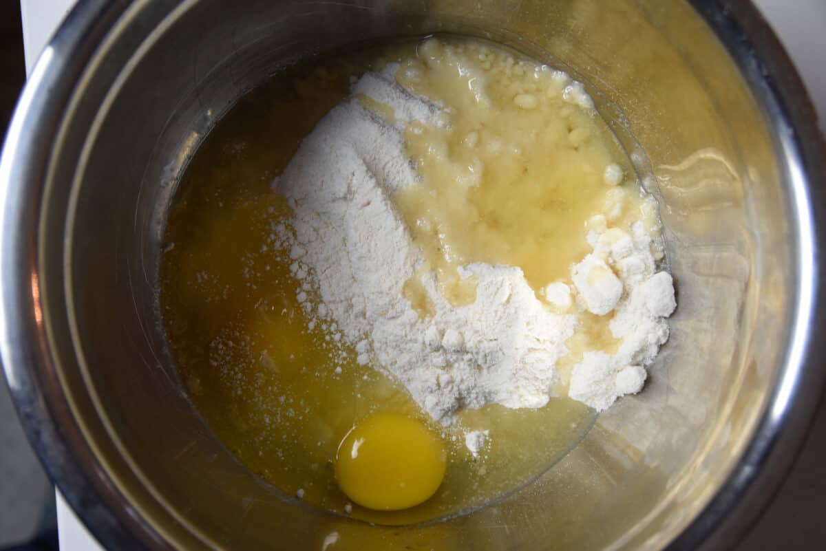bowl with cake mix, eggs and oil