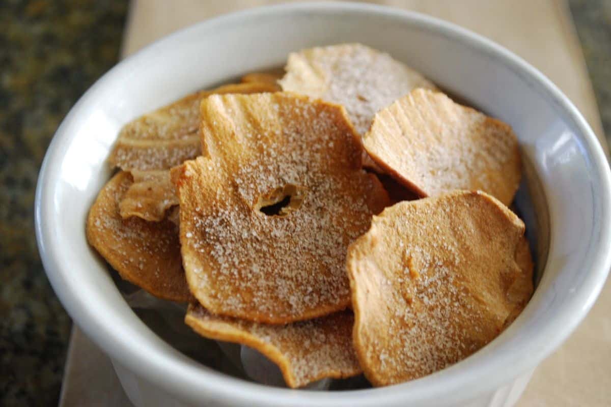 apple chips in bowl