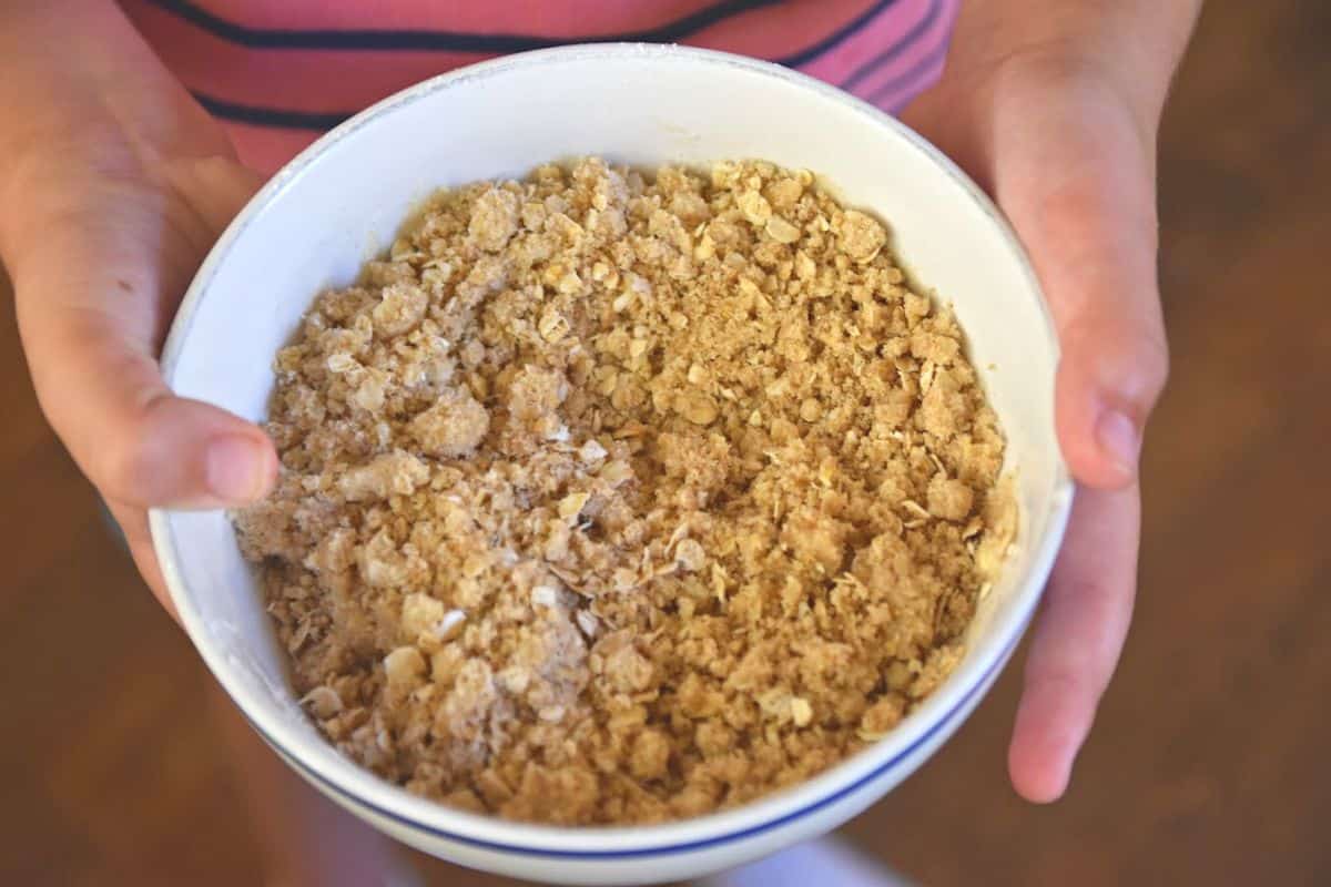 apple-crumble-topping-in-bowl