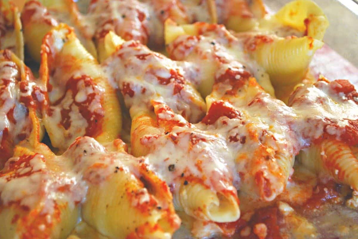 https://www.messforless.net/wp-content/uploads/2023/05/Italian-stuffed-shells.jpg