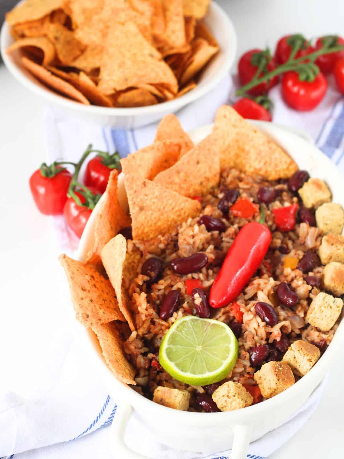 vegan chili con carne with pepper and lime
