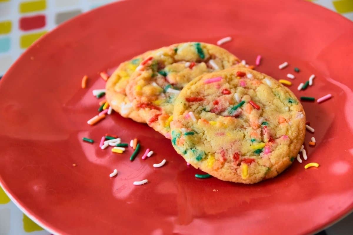 sprinkle cookies on red plate