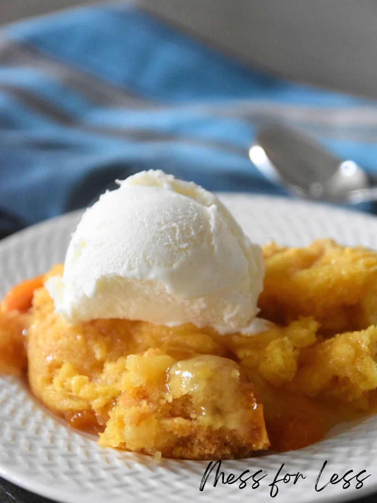 peach dump cake with ice cream